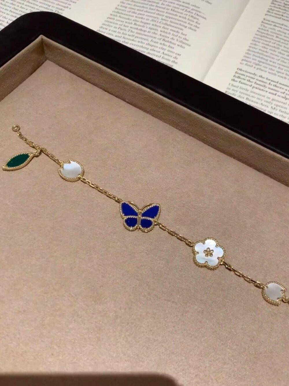 Van Cleef & Arpels Lucky Butterfly Bracelet - Picture 3 of 3